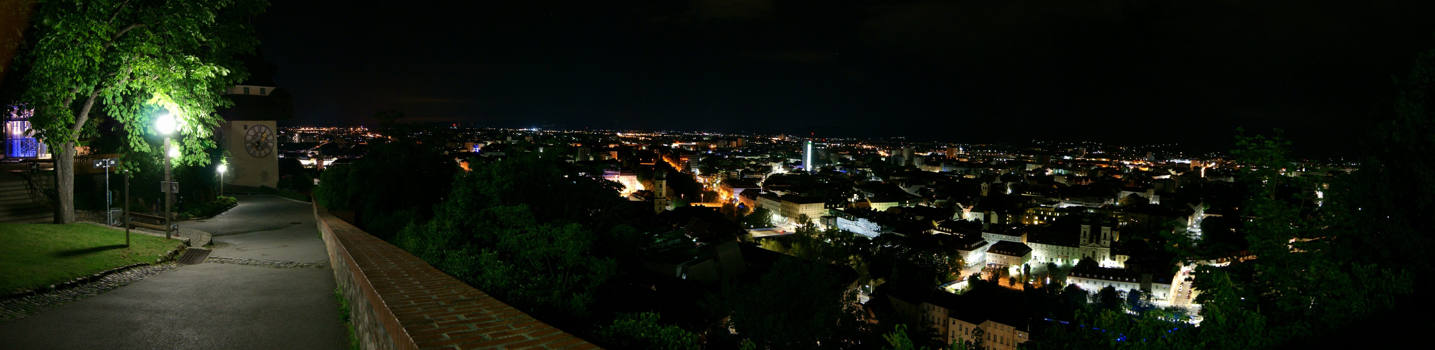 Drohnenpanorama von Graz bei Dämmerung